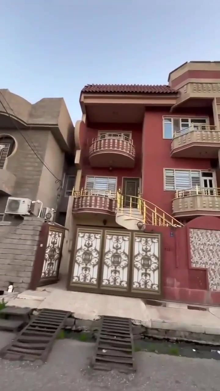 🏠 دار للبيع | حي الشرطة – فرصة سكن واستثمار مميزة ✨

🔥 دار مميزة للبيع في موقع حيوي داخل حي الشرطة 🔥

📍 الموقع: حي الشرطة، قرب ثانوية عامر عبدالله التطبيقية🏫

📐 المساحة: 150 م²

〽️ الواجهة: 8.5 متر

🏗️ البناء: 3 طوابق معزولة من الخارج 

🛣️ الشارع: تبليط بعرض 12 متر

🔑 الدار فارغة – استلام فوري

✨ مناسبة للسكن العائلي أو الاستثمار ✨

🏡 تفاصيل الدار:

🔹 الطابق الأرضي:
• كراج كبير

• غرفة نوم

• استقبال

• صحيات

🔹 الطابق الثاني:

• غرفتين نوم

• هول

• صحيات

• منور

🔹 الطابق الثالث:
• غرفتين نوم 

• صحيات

• سطح ناصي

🛏️ المجموع: 5 غرف نوم

📜 السند: طابو الزهور – ملك صرف

⚖️ شرط التحويل من المالك الشرعي

📸  كما هو موضح في الفيديو 👇

━━━━━━━━━━━━━━

📞 للاستفسار والتفاصيل:

***********📱

***********📱

***********📱

                                                   🏢 السماك لتجارة العقارات

                                                   بيع • شراء • تأجير • إدارة أملاك

📍 عنوان المكتب:

الموصل – حي الصديق، بعد مرطبات البحرين، سائدين الصديق الرئيسية، مقابل مدرسة العقول المبدعة الأهلية.

⭐ إذا تبحث عن دار بمساحة جيدة، بناء ثلاث طوابق وموقع مناسب للسكن والاستثمار، لا تفوّت هذه الفرصة.
