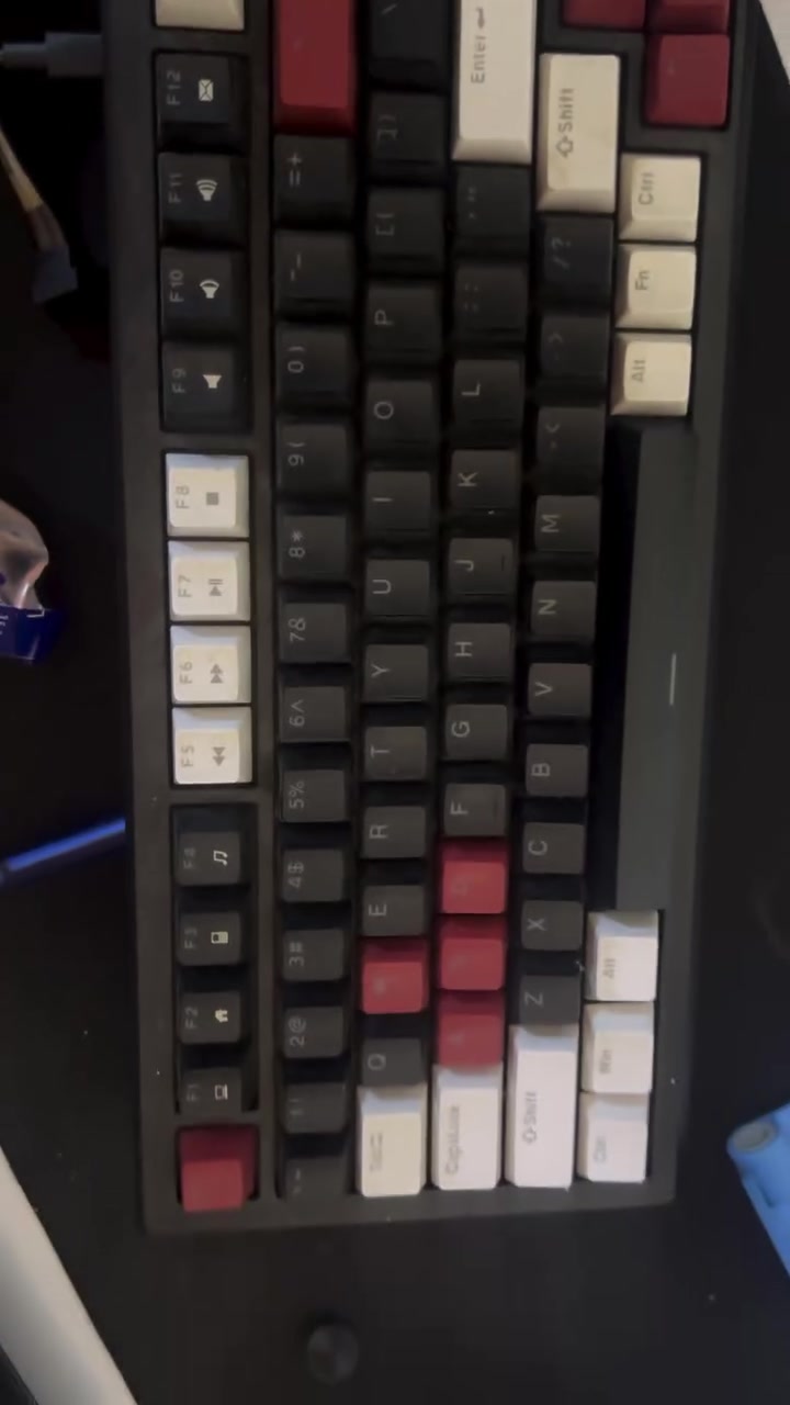 بيسي مستخدم نضيف موصفات 

موصفات Ram : 32 D4
GPU: RX 580 8G
Storage: 256 ssd
CPU: Intel xeon e5 2697 V3
كيس : 4 fan

السعر 550 بي مجالس بسيط 
التواصل : ***********
