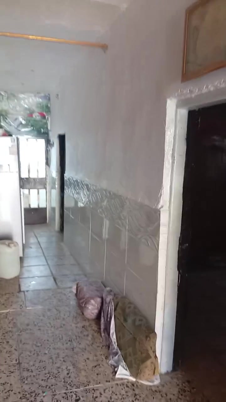بيت للبيع مساحته ٣٨٠ موقعه كربلاء البراهميه بشارع سيده زينب ع يبعد عن الشارع سيده زينب ع ٣٠٠ متر متوفر كافت الخدمات مي كهرباء الستفسار اكثر اتصل *********** *********** السعر ٦٠وبي مجال للعلم بيت مبني ميتين متر و٣مشتملا البيوت على ٥٠ متر

