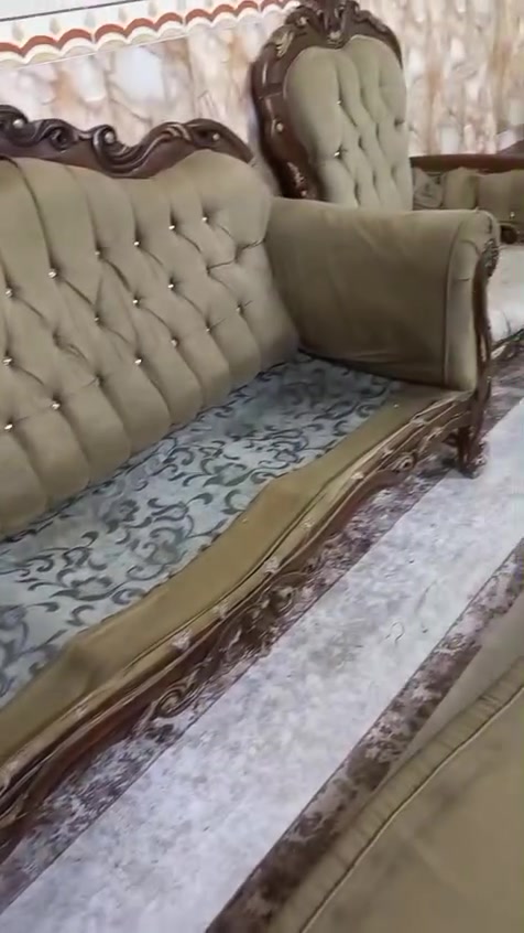 الي عندي هاذا التخم للبيع بي ضرر واضح بصور يحتاج ترتب او دوشمه القنفات الكبار السير مالتهم الي جوة المقعد خربان وضرر والتصوير واضح مشترينه ١٧٥٠ سعرة معروف اريدة ب ٣٠٠ مكاني حي السلام شارع مستشفى الفضيليه الجديد
