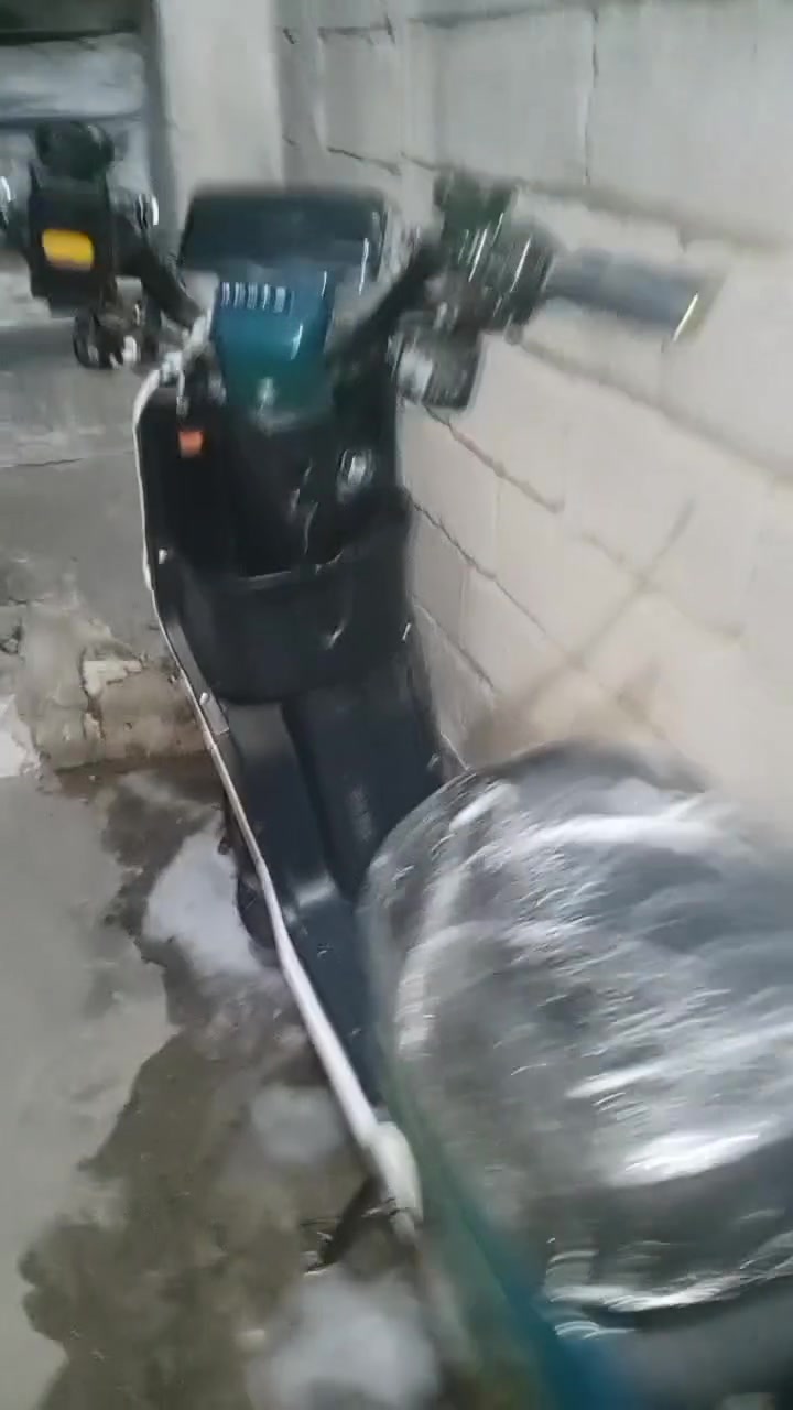 سلام عليكم عندي دراجه شحن R9 بطايات جديد الدراجه كلش نظيفه في البصرة الاصمعي الجديد شارع جامع السيلاني رقم الهاتف *********** كامله كل شي ما بيها 350الف بها مجال
