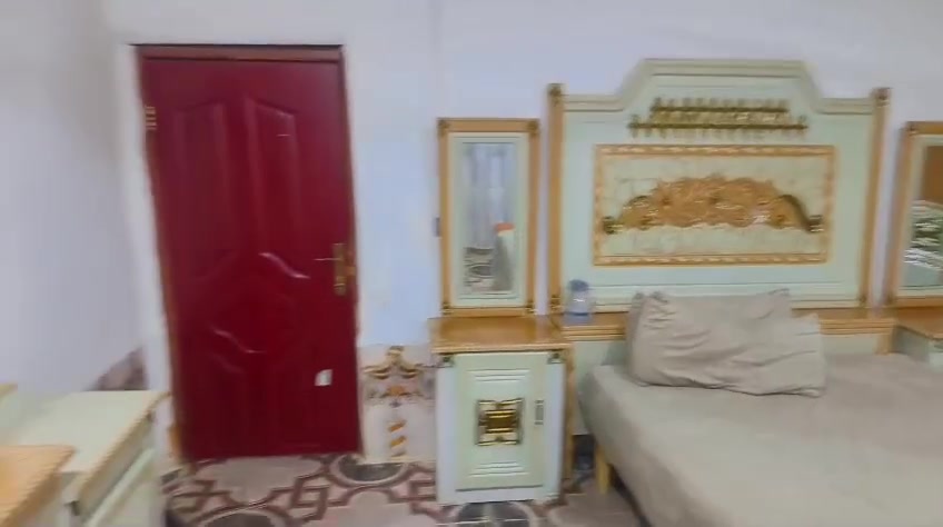 عرف أم السته طابقين  استخدام قليل كلش 
يعني جديده صار 4 اشهر من ماخذينهه مثل ماواضحه بلمقطع السعر مليون مكلف بلنشر 
 ***********
