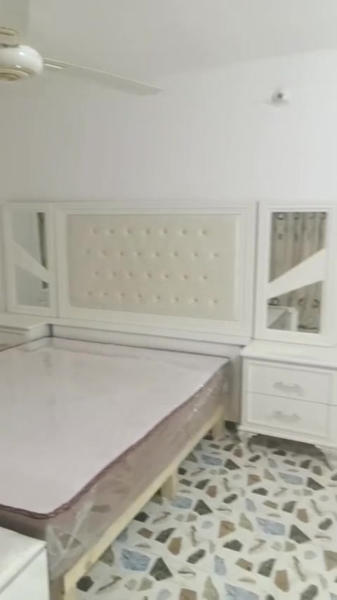 غرفه نوم عراقيه بتصميم تركي جديده ونظيفه مابيها اي ضرر 
السعر مليونين و400
هذي الغرفة بيها كل القطع لو ناقص شي؟ مثل السرير، الدولاب، التسريحة، الكومدينات.: 
كامله 
وين موقعك بالعراق؟ بأي محافظة أو منطقة حتى الناس تعرف شلون يراجعوك أو التوصيل.: 
بغداد /ابو غريب 
كم عمر الغرفة تقريباً؟ جديدة من المعرض لو مستخدمة فترة قصيرة؟: 
مستخدمه فترة قصيرة
السعر 2 مليون و400 نهائي لو بيه مجال؟ وهل التوصيل والتركيب مشمولين لو لا؟: 
مليونين و400 بيها مجال