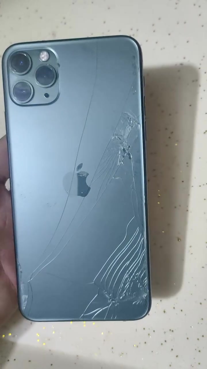 السلام عليكم ايفون 11 برو ماكس ما مبدل بي شي بطارية 79 مال بيت استخدام خفيف ضرره فقط الي بالفديو للاستفسار اكثر ***********

نص مكتوب في الصور:
- حالة البطارية والشحن رسالة مهمة حول البطارية حالة بطاريتك متدنية جدًا. يمكن أن يبدل أحد مزودي خدمة Apple المعتمَدين البطارية لاستعادة الأداء والطاقة القصويين. العثور على خيارات الخدمة... الحد الأقصى للقدرة ٧٩٪ هذا قياس لققدرة البطارية مقارنة بقدرتها عندما كانت جديدة. قد تتسبب القدرة المنخفضة بتقليل ساعات الاستخدام بين عملية الشحن والأخرى. أقصى قدرة للأداء ستساعد الأنظمة المضمنة في النظام والمكونات في تخفيف آثار الأداء التي قد تلاحظها أثناء التقدم الكيميائي في عمر بطارية iPhone. شحن البطارية المحسن للحد من استنزاف عمر البطارية، يتعلم الـ iPhone من عادات الشحن اليومية، بحيث ينتظر ولا يتجاوز ٨٠٪ حتى يحين موعد حاجتك إلى استخدامه.