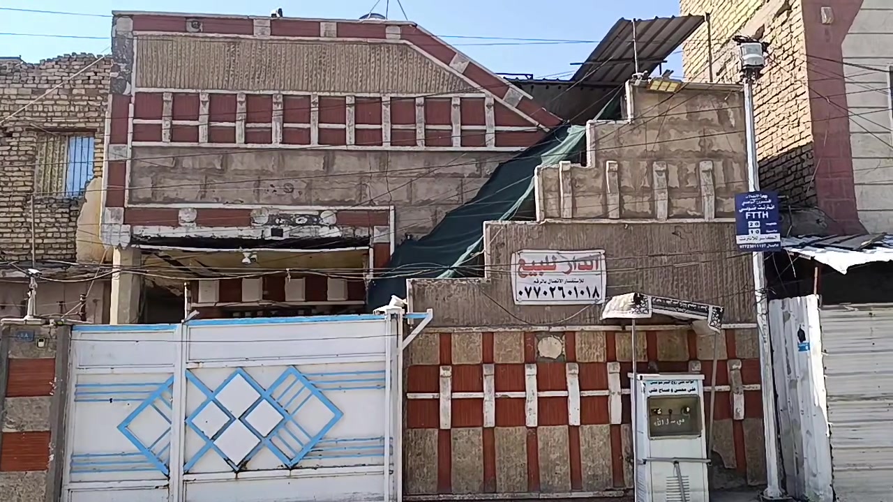 بيت للبيع في منطقة الشعب نهاية الفورتات قرب مستشفى الزهراء الاهلي.
البيت قريب على شارع عدن قرب المتنزه قريب عليه سوق الفورتات وقريب عليه سوق حي اور موقع جدا مميز البيت قرب مدرسة اشور ماكو مقابيله جيران مثل ما موضح بالفيديو.
موقع جدا مميز وكافة الخدمات موجودة.
مساحة البيت 144 متر واقع حال 150 واجهة 7 وربع نزال 20 طابو ملك صرف.
البيت بنائه قديم قابل للسكن يباع بسعر قطعة ارض.
سعر المتر مليون و500 الف وبيه مجال.
اي استفسار اتصل على الرقم ***********
