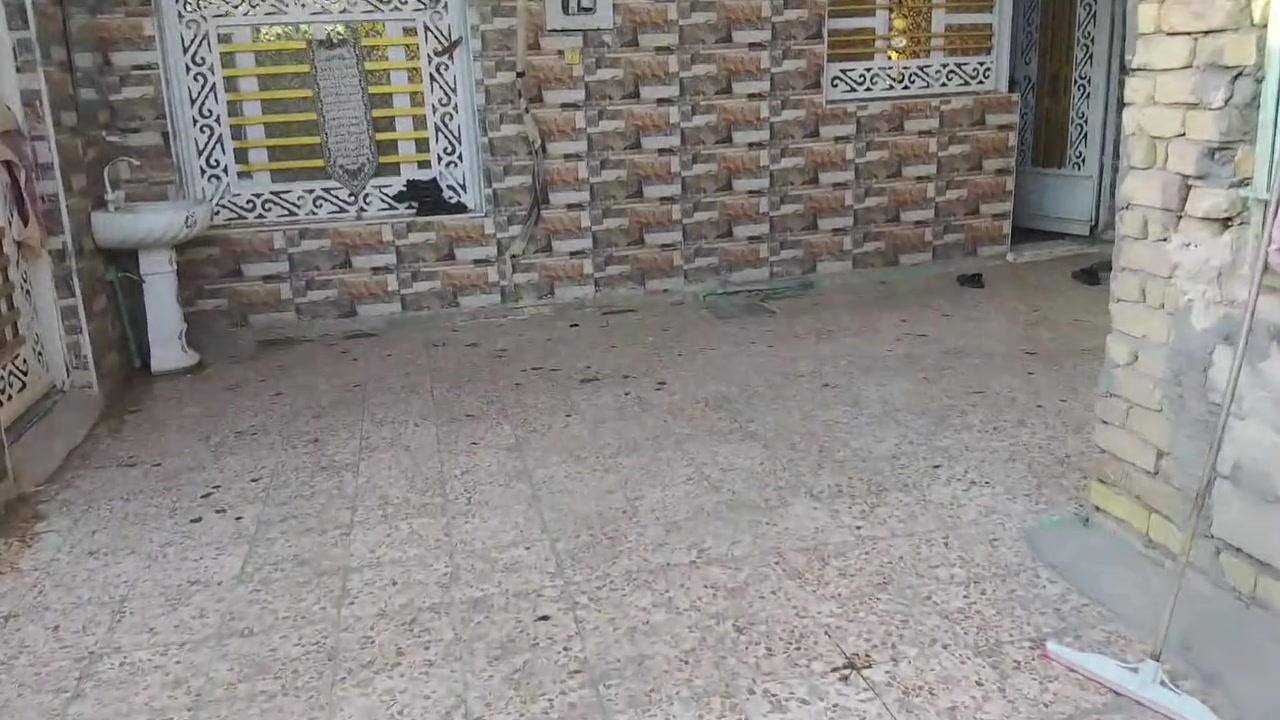 السلام عليكم بيت  المساحه 250 متر المكان العماره.  حي المعلمين الجديد ،بيت ركن  3 غرف فوك إلى الاستفسار الاتصال على الرقم التالي ***********
