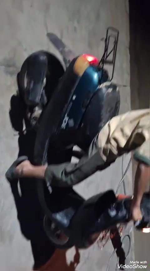 السلام عليكم دراجه بطه للبيع نضيفه ما مفتوحه مكينه ناعمه شاصي مكفولل كهربائيات شغاله تايرات جدد شرط المكاتبه  السعرر 250 وبيه مجال قليل المكان كربلاء العطيشي الاتصال ***********
