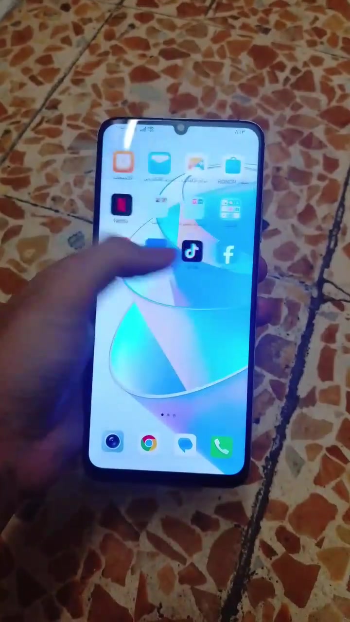 السلام عليكم 

العملاق  ( هونر x7a )

ذاكرة 128 يعني شيعجبك نزل 

بطارية جبارة ( 6000 ) يعني يكفيك يومين

المعالج               mediatek Helio G٣٧ يعني بوبجي بيس على راحتك 

الجهاز كلة شغال من السماعة الفوك للجوة بس مبدل شاشة اصلية حاطلة ومن بدلتلة شوية دخل تراب بل كامرة 

السعر 115 بي مجال بسيط  

عنوان بغداد مدينة الصدر 

واتساب فقط ***********

