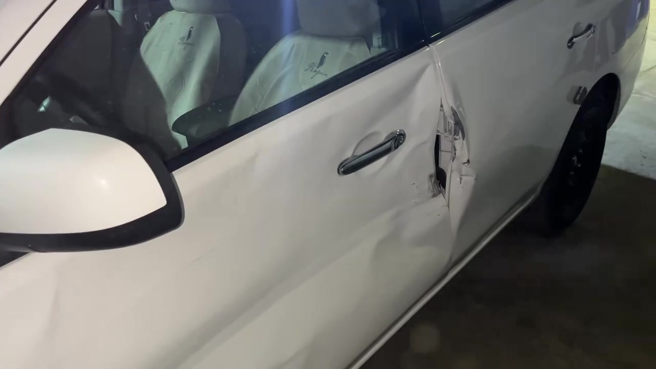 سلام عليكم 
نيسان سني هندي وديل ٢٠٢٣ السيارة ماشية ٥٠ قابل للزيادة 
بيها بارد ب الجاملغ الامامي كد شبر والضربه الي ب الفيديو 
السيارة جاهزه ونضيفة  عنوانها البصرة رقم اربيل تحويل او وكتله باسم شركة 

الاستفسار ***********
