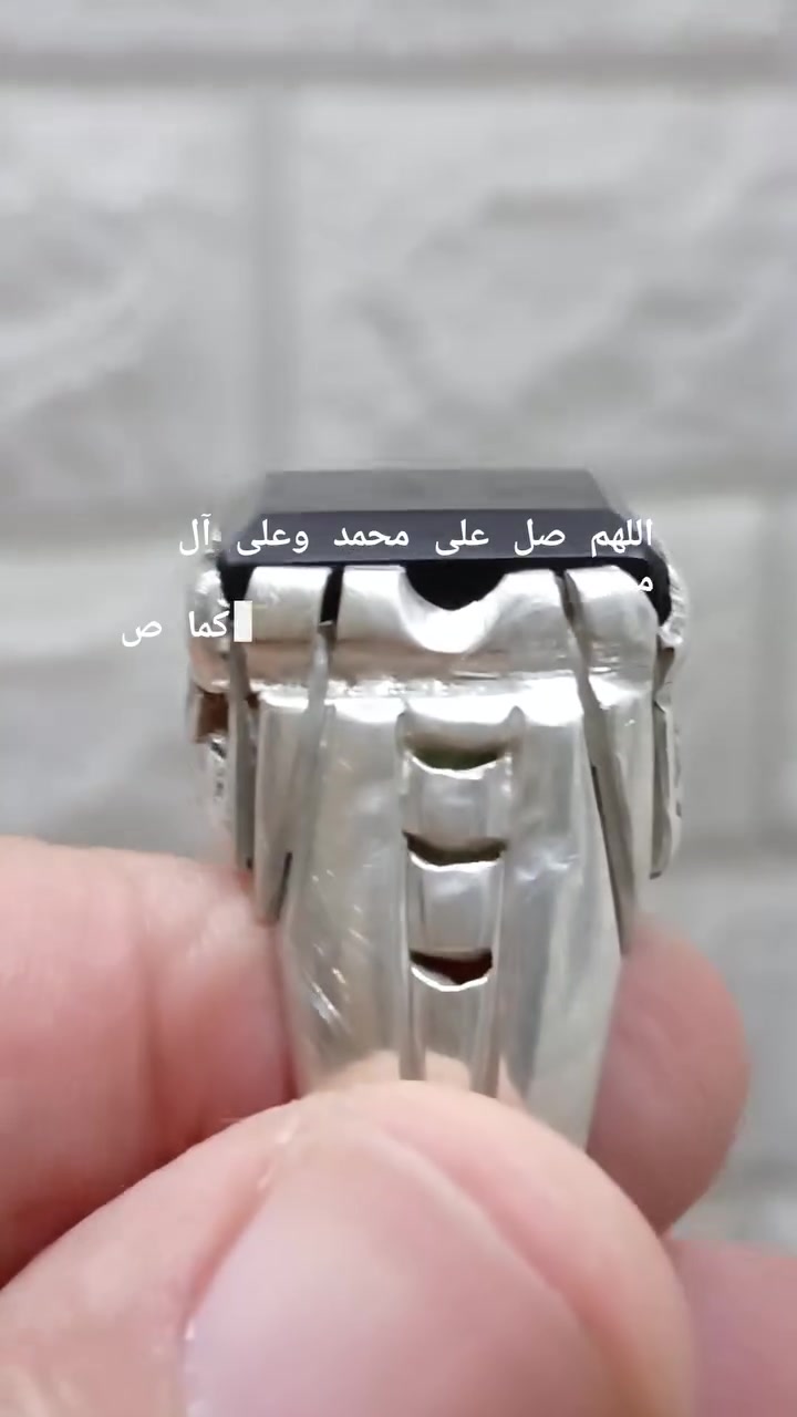 اللهم صل على محمد وآل محمد
خاتم متوج بحجر عقيق يماني شفت العبد قديم وأصلي بصياغة احترافيه جميله وثقيلة للبيع مكاني بغداد
