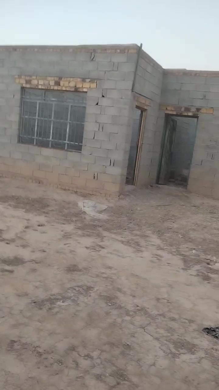 السلام عليكم بيت هيكل مساحه 200 ويا نص دونم ⚒️ ست قطع مساحه 200 بل المدثره على طريق الحكلاء موجود ماي كهرباء وتبليط ***********
