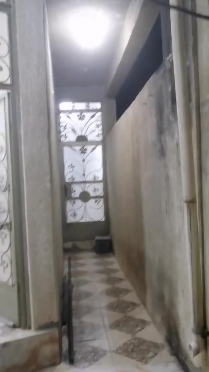 🏠 دار للإيجار – بعقوبة

📍 الموقع: بعقوبة، بالقرب من مصرف البحيرة ومجاور مخبز البحيرة.

📐 المساحة: 100 متر
🏢 الدار: 3 طوابق

🔹 الطابق الأرضي:
• استقبال
• صالة
• مطبخ حار وبارد
• صحيات داخلية وخارجية

🔹 الطابق الثاني:
• غرفتا نوم
• كل غرفة تحتوي على سويت وصحيات خاصة

🔹 الطابق الثالث:
• غرفة نوم

💰 سعر الإيجار: 450 ألف دينار شهريًا

📞 للاستفسار: *********** 

📍 للمراجعة: مكتب قمة الوسيط للخدمات العقارية
ديالى – بعقوبة – شارع الرحمة الرئيسي، مجاور علوة الرحمه. 

✨ للمهتمين، يرجى الاتصال أو متابعة الصفحه.
