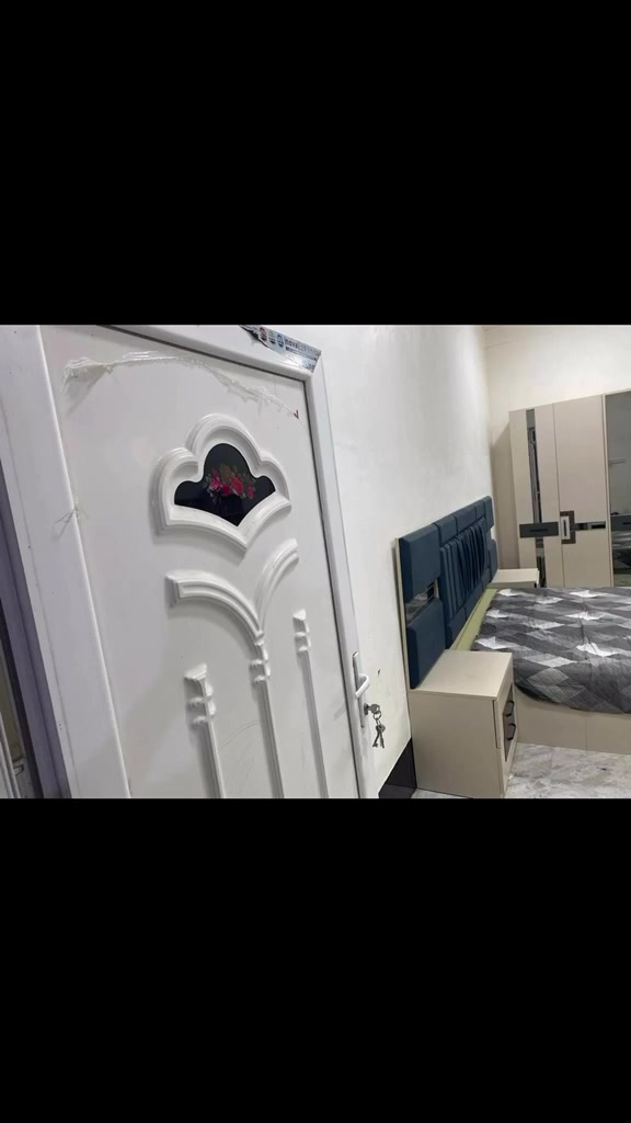 السلام عليكم 
بيت للبيع بالاسكان/ فرع الحسينيه البيت يفتح على سياج الحسينيه يتكون من :-
١- غرفة كبيره بناء حديث ارضيه بورسلين والسقف صب.
٢- صاله كبيره + مطبخ .
٣- ديوانيه .
٤- صحيات خارجيه سيراميك.
وصحيات داخيله غير مكتمله تحتاج فقط لبخ.
للاستفسار/***********
