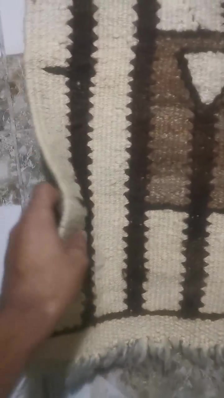 السلام عليكم مصلاية احياكة قديمة عمرها أكثر من 100 سنة سعرها مناسب
