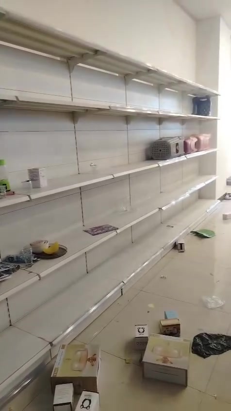 ستاندات حديد الون ابيض يرهمن اسواق مواد منزليه تفيد المحلات
نضافه 90٪ للاستفسار اكثر ***********واتساب 
وعندي بيهن كميه خير من الله
