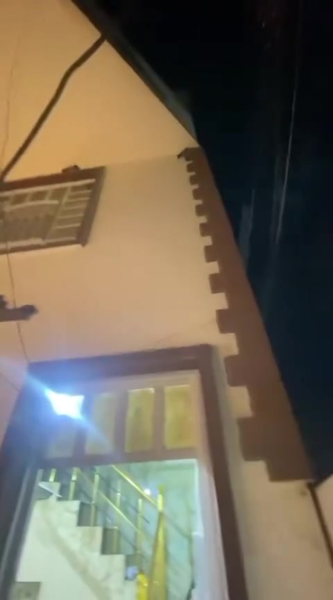 السلام عليكم. 

بيت للبيع في منطقه ابو دشير قرب اسواق خوخه 
يحتوي البيت عل مدخلين الطابق الاول ستقبال 4×7
وخدمات 
ومطبخ 
وممر  وخدمات ومخزن
الطابق الثاني غرفه نوم 4×7
الطابق الثالث ممر مع سطح 
بناء حديث وجديد  
***********
