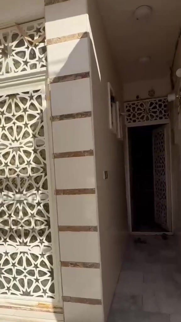 المساحة ١٠٠ متر، طابقين ثلاث غرف نوم، صب كونكريتي، سقوف جبس بورد، الغرف في الطابق الثاني سويت، موقع العقار قرب مندي زمزم، السعر ١٣٠ مع مجال ***********
