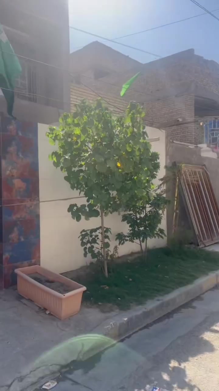 دار للبيع مساحة 150 واجهه 7.5 ونزال 20  يحتوي على استقبال ومطبخ وصالة كبيرة وغرفة نوم وصحيات ومناور ثنين الطابق الاول مرمر وسيراميك الطابق الثاني يحتوي على غرف عدد 3 وصاله وصحيات  الطابق الثالث يحتوي ع مخزن يصلح غرفه  بيت جديد بدون اي رطوبة كاشي جديد مالت الكراج طابق الثاني جديد الكاشي مالته جنس العقار طابو صرف في منطقة كفاءات العبيدي فرع مدارس بغداد الجديدة مقابل ابو مقتدى المختار  للاستفسار ***********
