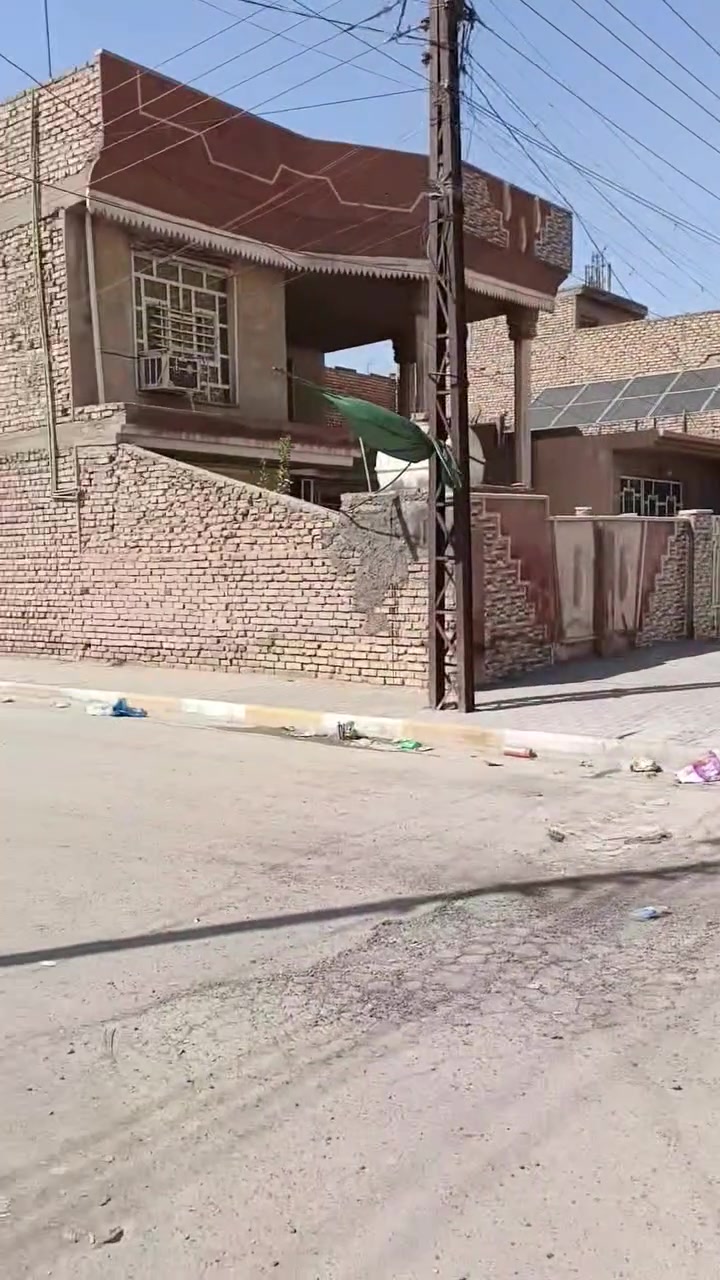 السلام عليكم بيت للبيع في الحسينية منطقة السكلات 12 شارع المدارس رقم القطعة 12820 قريب على السوق الكبير المساحة 100 متر  يحتوي على استقبال ومطبخ وخدمات وغرفة بالاخير الواجهة 5 والنزال 20 السعر مناسب رقم الهاتف ***********...بي واتساب
