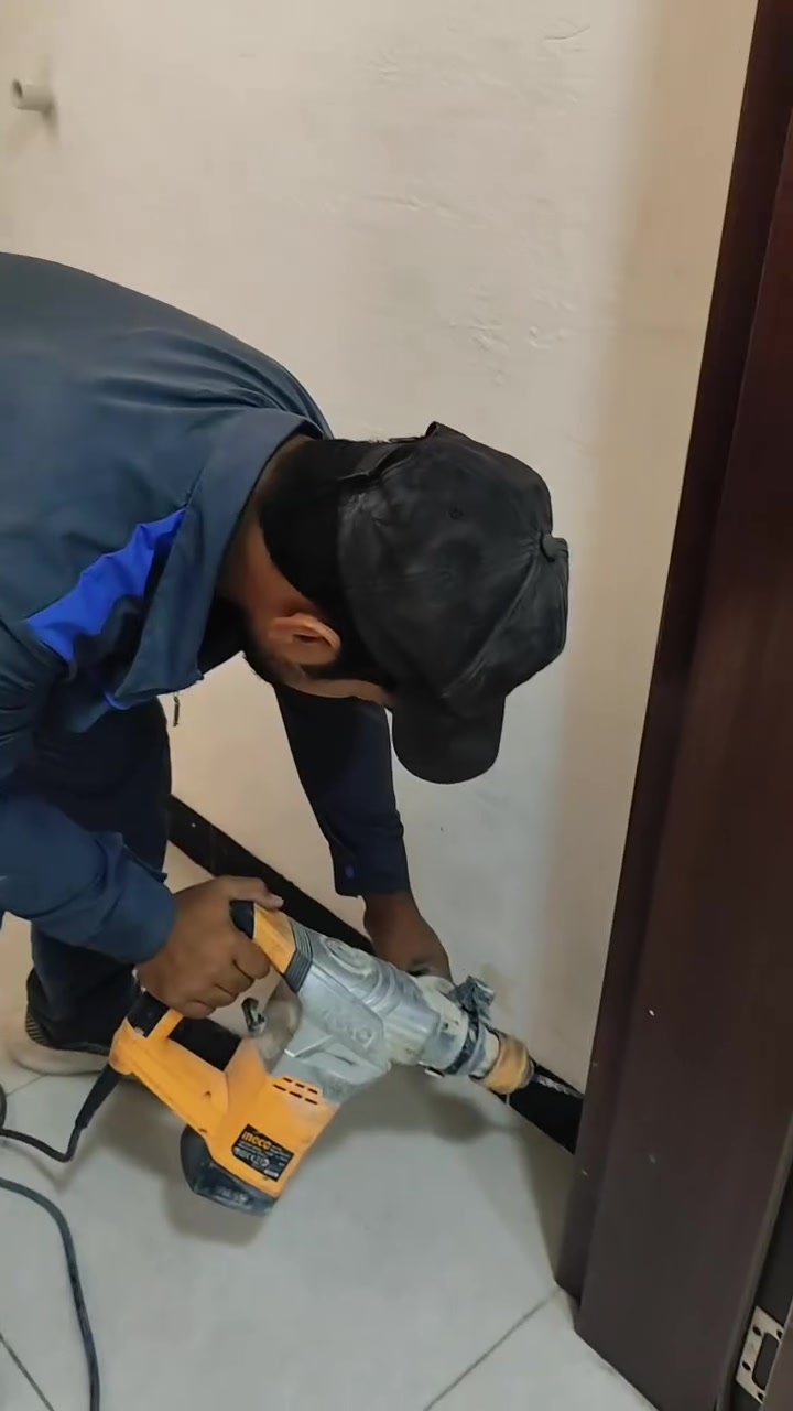 لماذا تختار شركة الدار الابيض الزراعيه؟
​حشرة الأرضة (النمل الأبيض) تُعتبر العدو الخفي الذي يهدد استقرار منزلك وممتلكاتك، حيث تتغذى بصمت على الأخشاب، الأساسات، والأبواب. نحن في شركة الدار الابيض نضع بين أيديكم خبرتنا الطويلة وأحدث التقنيات لضمان حماية تامة ومستدامة.
​مميزات خدمتنا:
​أحدث التقنيات والأجهزة: نستخدم أجهزة الكشف الحديثة (مثل تقنية السونار) لتحديد أماكن الإصابة بدقة دون الحاجة لتكسير أو تخريب جدران وأرضيات منزلك.
​مواد أصلية وآمنة: نعتمد على أقوى المبيدات العالمية المعتمدة والصديقة للبيئة، والآمنة تماماً على صحة عائلتك وحيواناتك الأليفة، مع تركيز خاص على الحقن الكيميائي المعميق لإنشاء حزام حماية متين حول المبنى.
​فريق فني متخصص: نخبة من الفنيين المدربين على أحدث طرق المعالجة والوقاية للمباني قيد الإنشاء أو المباني السكنية والتجارية الجاهزة.
​ضمان حقيقي وموثوق: نقدم ضمانات طويلة الأمد مع زيارات دورية للمتابعة، لتنعم براحة بال كاملة ويبقى منزلك محمياً لسنوات طويلة.
​خدماتنا تشمل:
​معالجة الأرضة للمنازل والفلل السكنية (جاهزة أو قيد الإنشاء).
​حماية المخازن، المستودعات، والشركات من الأضرار الاقتصادية للنمل الأبيض.
​عقود سنوية خاصة للدوائر الحكومية والقطاع التجاري.
