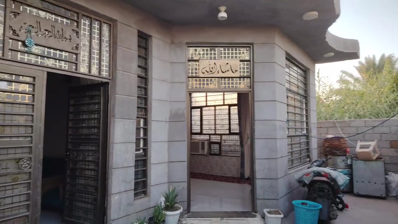 للبيع بيت مساحته 200 متر بناء حديث كلش نظيف.  يحتوي على غرفتين نوم وصالة  وكليدور ومجمع صحيات داخلي ومطبخ  وطارمه. 
كافة الخدمات يمه شتريد متوفر.

قريب جداً عن شارع عوفي الرئيسي قبل مدرسة موسى ابن جعفر /الانتفاضه الشعبانيه 

سعره 47 وبيه مجال للشراي 
***********
