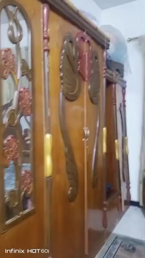 سلام عليكم غرفة اخشاب لبيع 450 الف مع المندر وبيه مجال غرفة كامله ونضيفه ***********
