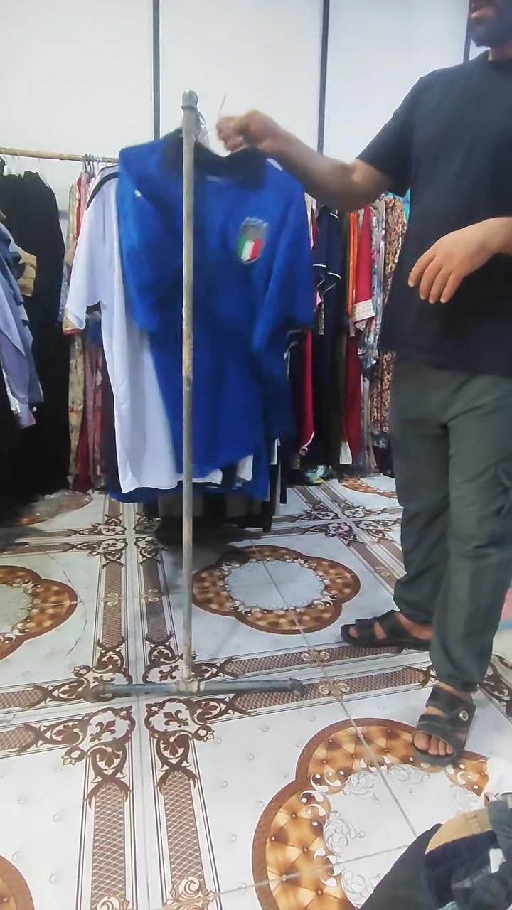 تشيرت رياضي شبابي رجالي فول نضافة 
سعر القطعه 5 ألف 
العنوان الحقلانية الشارع الثاني 
***********
