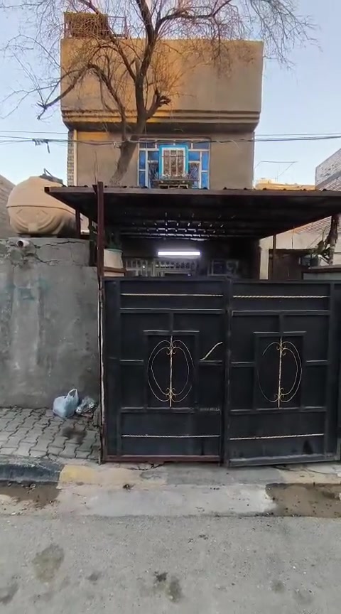 السلام عليكم بيت للبيع مساحة 100 متر طابقين واجهه 5 نزال 20 يحتوي على ثلاثه غرف نوم موضح بالفيديو طابو ملك صرف سند 25 مكانه السكلات ال11 شارع الملعب للاستفسار *********** بي واتساب السعر مناسب
