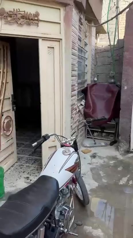 السلام بيت 170 متر للبيع زراعي سنه 25 طابقين الطابق الفوك غرفه وصاله وحمام وسطح والطابق الجوه استقبال ومطبخ وصاله وغرفه للبيع العنوان كربلاء الحر الرشديه للاستفسار هذا رقم صاحب البيت ‏‪***********‬‏
