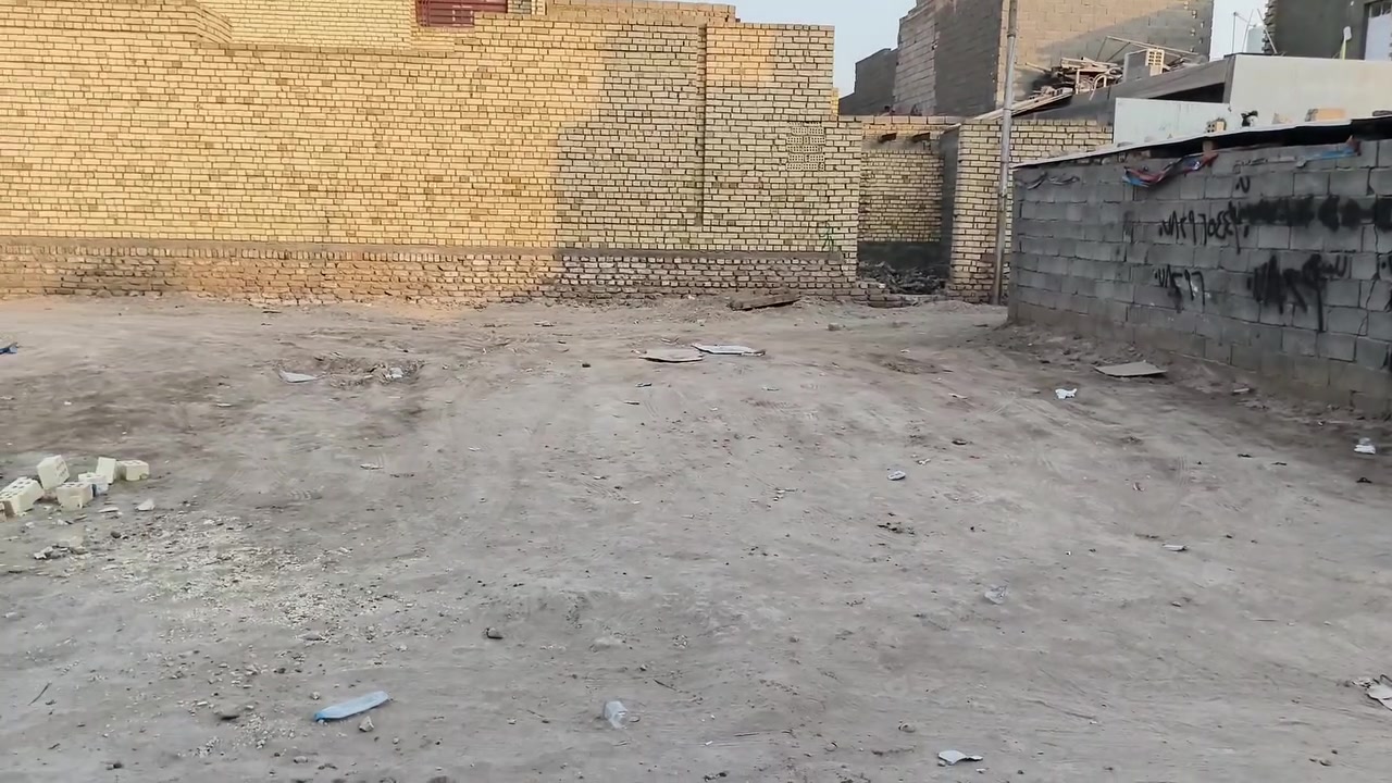 قطعة أرض مربعة  في سبع قصور شارع  أبو علي  جامع الحمزة  شارع رواد نت  سند ٢٥كاملة خدمات بقي فقط مقرنص الشارع بسعر ١٥مليون وللشراي بيها مجال
***********
