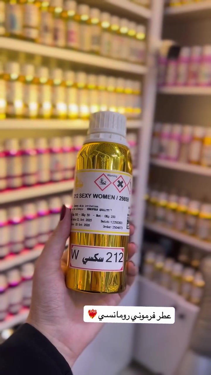 هو عطر نسائي جذاب وناعم من كارولينا هيريرا، يتميز بطابع دافئ وحلو ومناسب للسهرات والمناسبات.

🌸 النوتات العطرية:

* البداية: الفلفل الوردي واليوسفي.
* القلب: الغاردينيا، الورد والقطن.
* القاعدة: الفانيلا، خشب الصندل، المسك والكراميل.

✨ طابع العطر: أنثوي، حلو، دافئ ومثير.
🌙 مناسب أكثر: للمساء والأجواء الباردة.
💎 الثبات والفوحان: جيدان، خصوصاً على الملابس.
212 Sexy… عطر أنثوي ناعم بحضور جذاب، يخلي بصمتچ العطرية مميزة وين ما تروحين.  *********** للاسفسار
