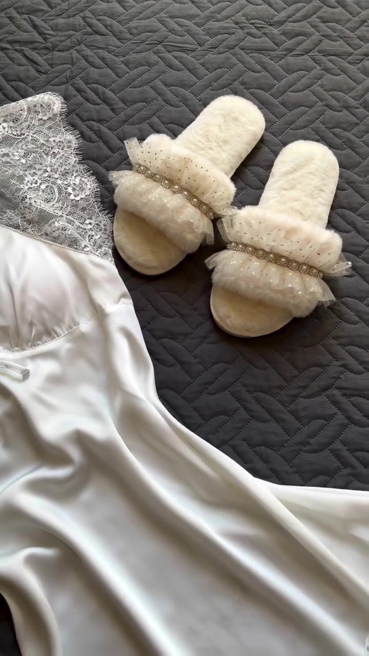 ⁨	فستان أبيض للعروسات يجنن 💕🥹
مكو داعي احجي عن جماله 💕
السعر 25 ألف 
القياس m_l_xl 
‏…⁩
