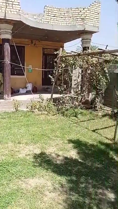 بيت طابقين للبيع المساحه 300م تحت البناء 180م عبارة عن اربع غرف نوم مع هول عدد 2 مع مطبخ عدد 2 مع استقبال خارجي مع حمامات عدد،3 مع طارمة او ثلاثة دنك مع حديقة 120 متر طابو زراعي سند 25 قضاء الخيرات مركز القضاء خدمات فول كهرباء طوارى السعر 80مليون الإتصال مع الرقم ***********
