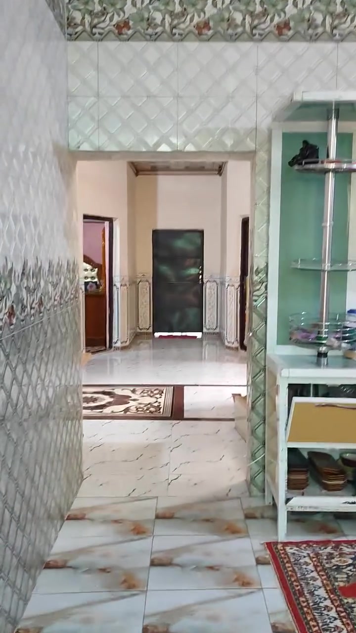 🏡 إعلان بيع بيت بمساحة 200 متر مربع – موقع مميز وخدمات كاملة 🏡
📍 الموقع والمميزات العامة:
المكان: التفيج (يفصله قطاع واحد فقط عن المدارس وحديقة قريبة)
المساحة: 200 متر مربع
الخدمات: ⚡ كهرباء | 💧 ماء | 🛣️ تبليط | 🚽 مجاري | 🔌 مولد قريب | 🌳 ساحة خضراء
🔻 تفاصيل الطابق الأول (مكتمل بالكامل ✅):
✅ استقبال واسع (7 × 4)
✅ صالة كبيرة (8 × 4)
✅ مطبخ (5 × 4)
✅ غرفتين نوم (5 × 4 لكل غرفة)
✅ حمام داخلي
✅ مناور عدد (2)
🔻 تفاصيل الطابق الثاني (مكتمل جزئياً):
✅ صالة (5 × 4)
✅ غرفتين نوم (4 × 3 لكل غرفة)
❌ غرفة نوم كبيرة (7 × 4) — (هيكل غير مكتمل)
❌ غرفة نوم (5 × 4) — (هيكل غير مكتمل)
❌ حمام — (غير مكتمل)
🔻 السطح:
✅ سطح وستارة مكتمل بناء درجة أولى
💰 السعر: خاص عند التواصل
📞 للتواصل والاستفسار: ***********
