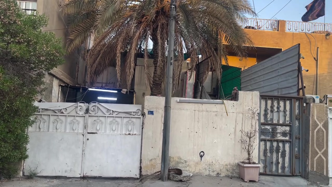 للبيع دار قديم تفليش يعتبر ارض المساحه 187.5 الواجهه 7.5 والنزال 25 سند مفرز مستقل ( باسم شخص واحد ) وحالياً مستأجر بالشهر مليون وميه يسلم فارغ حسب طلب المشتري الموقع شارع فلسطين العقاري محله 502 قرب شارع الخيمه الفرع عريض ونافذ للاتصال *********** او *********** شركة الخيمه للعقار

