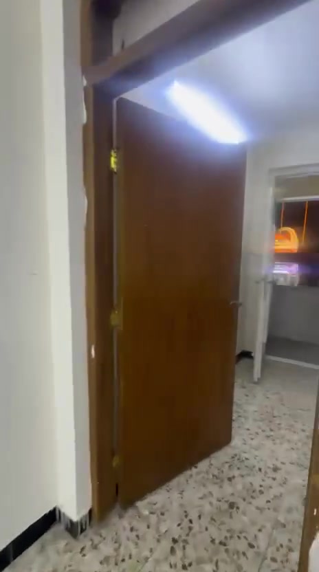 شقه للايجار ( ط اول درج مريح ) تحتوي على غرفة نوم وحده وهول ومطبخ وخدمات الاعظمية شارع عمر مقابيل مجمع النمور ( ايجاره ٤٢٥ ألف ) مع كهرباء وطنيه وماء الاساله تستلموهه فارغه 
للاستفسار/***********
