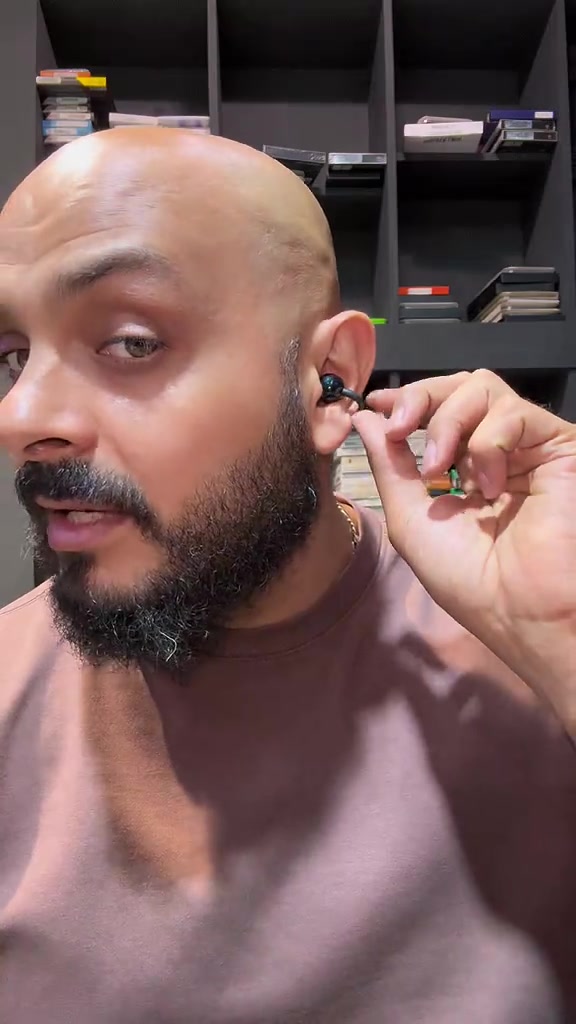 🔥 سماعات XO G46 – Open Ear Clip-On 🔥 🎧 راحة + ثبات + صوت واضح بتصميم مفتوح للأذن، يعني تسمع موسيقاك ومكالماتك وتبقى منتبه للأصوات حولك. تصميم الـ Clip-On يثبت على الأذن بشكل مريح ومناسب للاستخدام اليومي والرياضة.  ✨ أبرز المميزات: * 🎵 تصميم Open Ear مريح للاستخدام الطويل * 📶 Bluetooth 6.0 واتصال مستقر * 🔋 تشغيل يصل إلى 17 ساعة مع علبة الشحن * 🎙️ ميكروفون للمكالمات * 💦 مقاومة للرطوبة/رذاذ الماء حسب مواصفات النسخة * 🔌 شحن USB Type-C * 🏃‍♂️ ثبات ممتاز أثناء الحركة والرياضة  💰 السعر: 15,000 دينار فقط! 🚚 التوصيل: 5,000 دينار 📦 لجميع محافظات العراق 📱 والطلب متوفر عبر تطبيق الشمس ☀️ مركز الشمس — اختار راحتك وخلي تجربتك الصوتية غير! 🎧🔥 #creatorsearchinsights #تيكتوكعربي 
