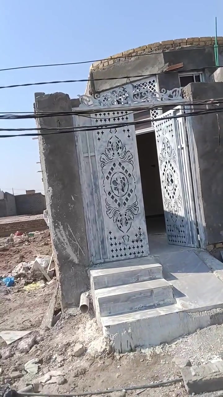 سلام عليكم بيت لبيع بل صخيين وره المدرسه  مساحته 100متر لبيت سعره مناسب شراي انتصل***********
