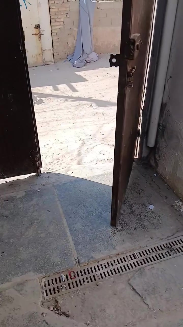 السلام عليكم يوجد بيت يجار بشارع ابو احمد 3فرع عل يمنه المساحه 100غرفتين نوم ومطبخ وتواليت وحمام ومساحه حوش جبير يجاره 200قفل دلاليه ابو فهد المياحي ***********واتساب اتصال
