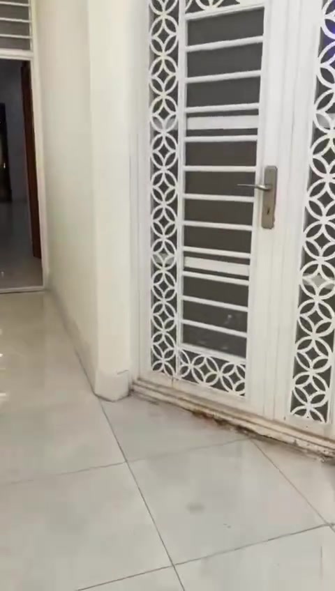 السلام عليكم 
بيت لإيجار حي العدالة واقع في الشارع 
المقابل للمستوصف الصحي شارع20
الفرع الثاني من اليمين المساحه 100متر
بناء حديث يحتوي على طارمه وصحيات خارجيه ،استقبال ،صاله كبيره مع مطبخ 
،وغرفه نوم واحده ،صحيات داخليه مع بيتونه كبيره وسطحين ،،لاحظ في الفيديو
—————————————————
للاستفسار او لاتصال على لأرقام 
*********** ,,,***********

