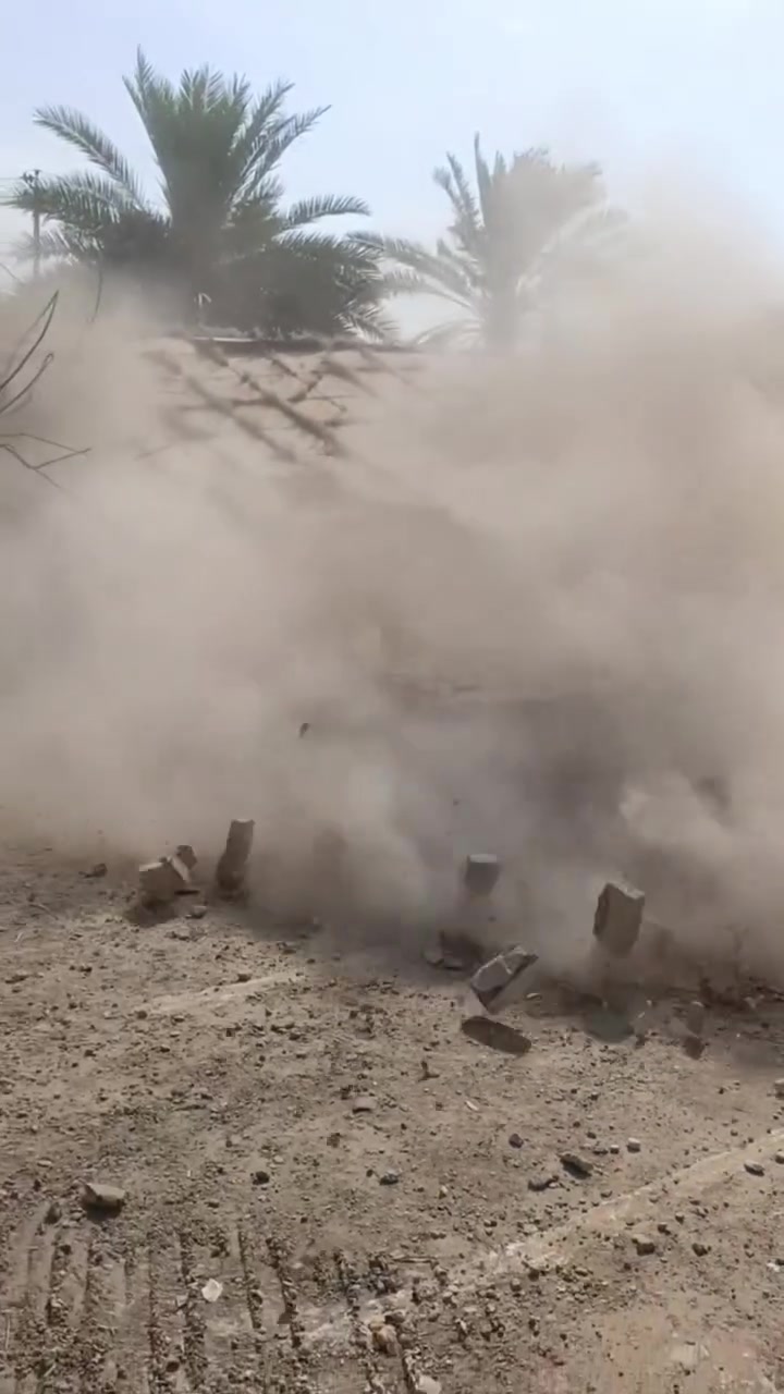 تفليش البيوت القديمه ورفع الأنقاض كافه مناطق ديالى بمواده يعني ماخذ فلوس بس المواد مع تعديل الأرضية لأتصال ‏‪***********‬‏

