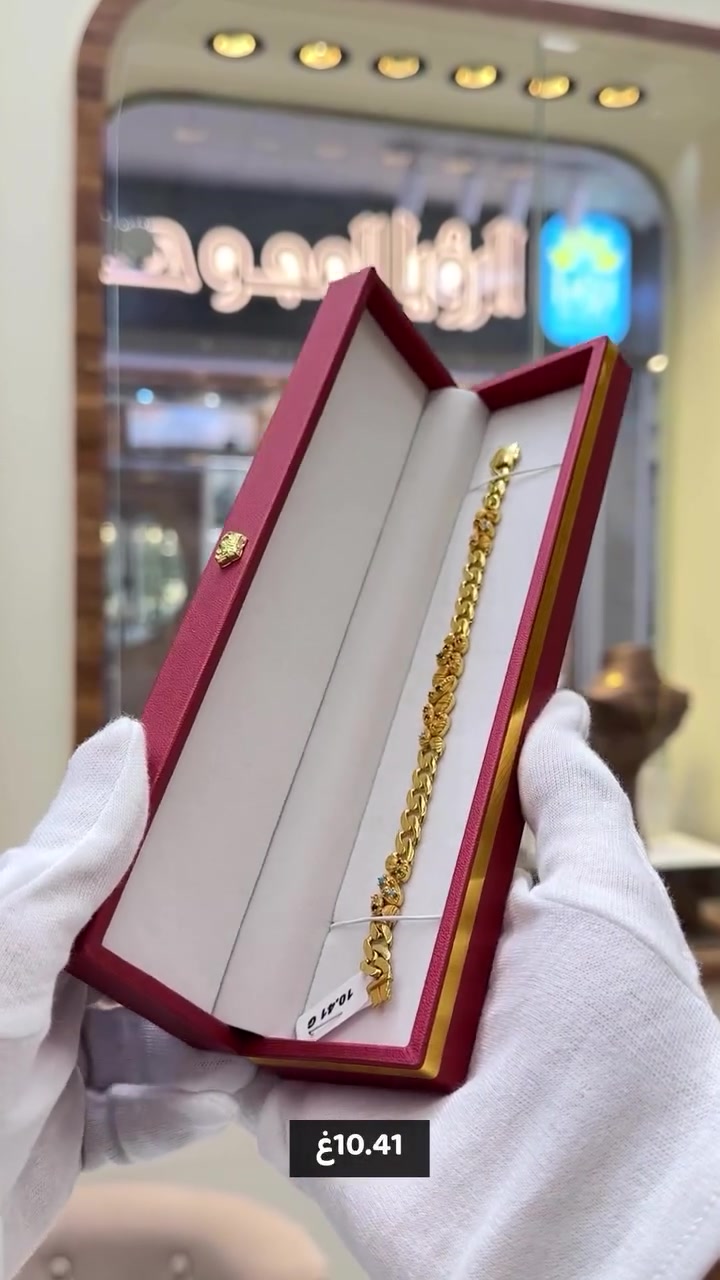 شوفوا جمال الاساور🤍
📍العنوان: كربلاء_حي الموظفين_ مقابل التفاح الاخضر _ مجمع الياقوت

(⏰اوقات الدوام)
متواجدين جميع ايام الاسبوع من 10 صباحاً الى الساعة 11 مساءاً 

🔺ملاحظة: الاسعار غير ثابته حسب صعود الذهب ونزوله•

.

.
 #العراق #كربلاء #karbala  #ذهب  #مجوهرات_دجلة⁩⁩⁩

نص مكتوب في الصور:
- شوفوا جمال الاساور 🤍
- 12.10 غ