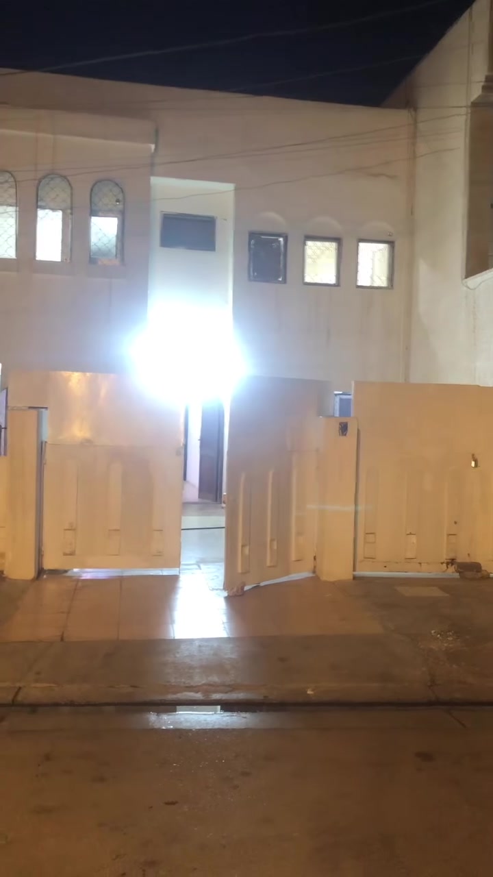 8/ 🏠 بيت للايجار في حي الجامعة 
بمساحة كبيرة 250 متر وموقع مميز 
بيت يصلح تجاري او سكني .
البيت يتكون 
من ( ٣ غرف نوم- مطبخ-كراج يكفي سيارتين -حديقة-خدمات صحية عدد ٢ )
ايجارة 11 ورقة 
للاستفسار والتواصل 
على ارقامنا التالية
***********
***********
