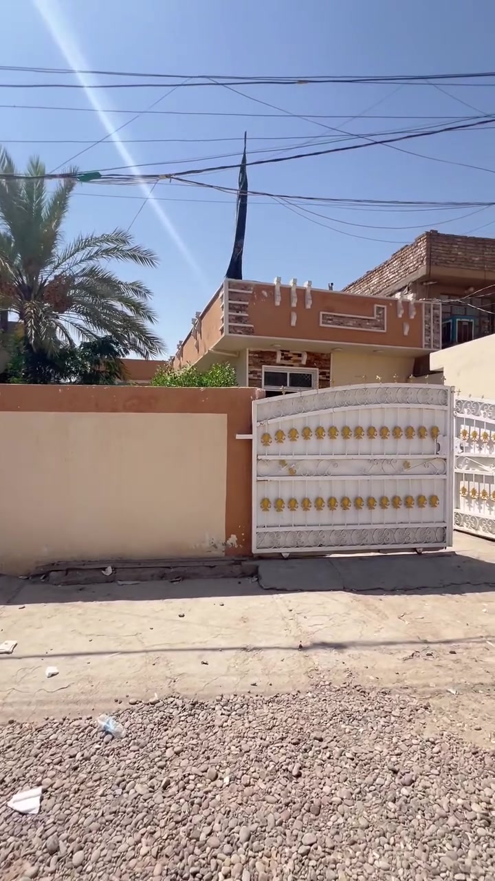 سلام عليكم 
بيت مساحه 500 متر جنس لارض من ضمن الطابو قرار 105
واجهه 12 
نزال 45
يحتوي على 
استقبال 
مطبخ 
حولي 
غرف نوم عدد 3
صحيات خارجيه وداخليه 
موقعه 
قضاء الراشديه منطقه لانتصار طريق شعب حسينيه 
مكتب الضرغام للعقار 
***********حسين
