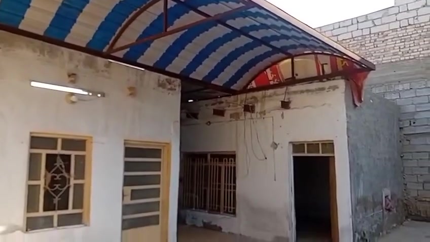 السلام عليكم بيت للبيع في حي الصدر الثالث ١٢٥ متر مربع يحتوي على غرفة ومطبخ وحمام وساحة كبيرة موقع البيت جيد. شارع عريض وجيران وردة وبيه كل الخدمات للاتصال على الرقم ***********
