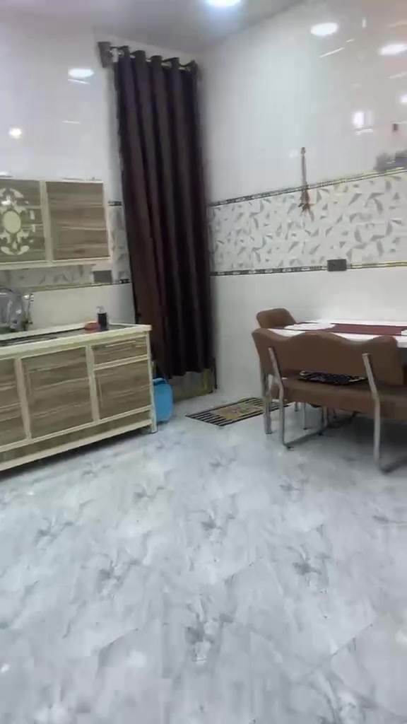 بيت للبيع مساحه ١٠٠ واجهه ٥ امتار نزال ٢٠ قاط واحد بناء حديث عنوان حي الكوفه بلاخير السعر ٦٥ وبي مجال للإستفسار الاتصال ع الرقم ***********
