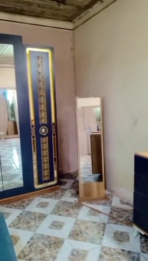 غرفة نوم كلش نظيف وجديد السعر ٥٠٠ بيه مجال الشراي يتصل عالرقم ***********
