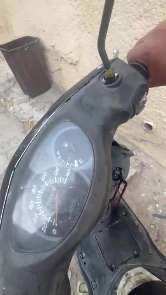 دراجه بريز دراجه شغاله تخبل  مكينتها تخبل بس كفراتها تعبانه سعرها400وبيها مجال للطيبين وهاذ رقمي***********
