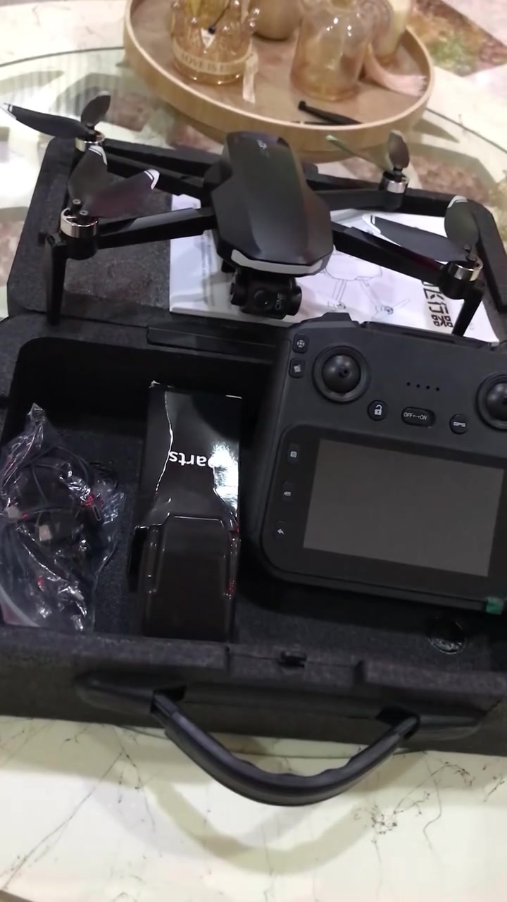 درون S-X1 
كمبل ربط كيبل شاشه 
دقه 4k للاستفسار خاص او وتساب ***********
تحياتي
