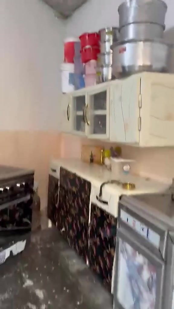 بسم الله 
على بركه الله 
يتوفر بيت للبيع 
المكان بالجمعيه الثالثه 
البيت مثل ماموظح بالفديو 
المساحه 100متر 
نوع العقار طابو زراعي سند 25 
بي غرفتين جوا غرفتين فوك 
مطبخ صحيات طرمه بي محل 
السعر 40بي مجال للشراي 
لي يشوف نفسه يكدر يشتري حتى يتعامل ويا صاحب البيت  يتصل ع الرقم *********** وتدللون 
ملاحظه
لدينا عروض بيوت قطع اراضي طابو زراعي
